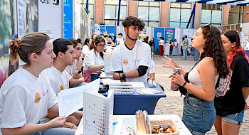 Unas jóvenes consultan en la Feria de Orientación y Postulación UC