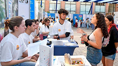 Unas jóvenes consultan en la Feria de Orientación y Postulación UC