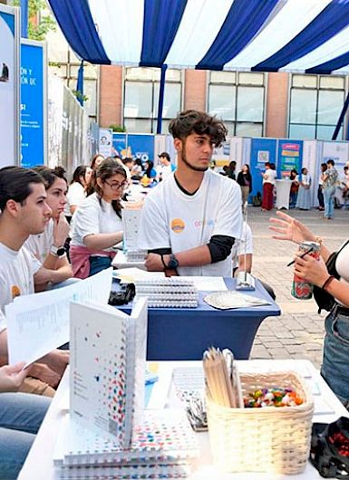 Unas jóvenes consultan en la Feria de Orientación y Postulación UC
