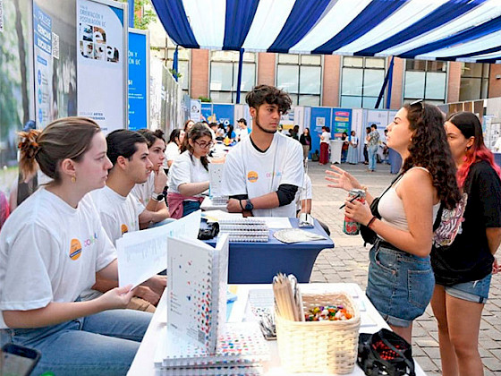 Unas jóvenes consultan en la Feria de Orientación y Postulación UC