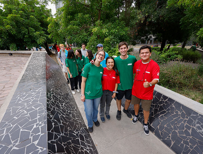 Jóvenes voluntarios de misiones y trabajos voluntarios.