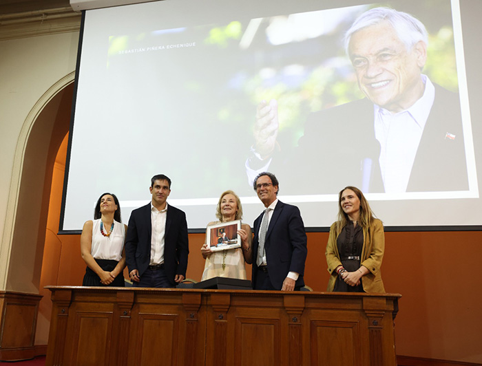 Rector Juan Carlos de la Llera junto a familia Piñera Morel haciendo un homenaje al exPresidente
