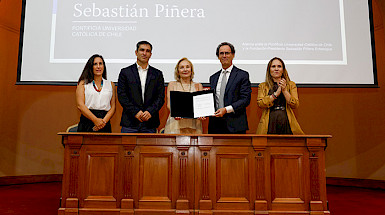 Rector Juan Carlos de la Llera junto a la familia Piñera Morel