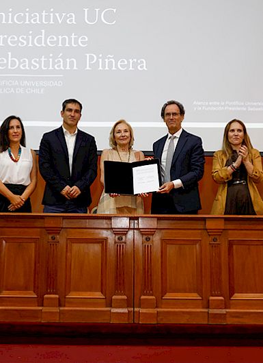 Rector Juan Carlos de la Llera junto a la familia Piñera Morel