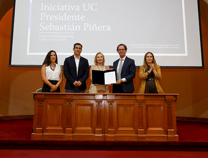 Rector Juan Carlos de la Llera junto a la familia Piñera Morel