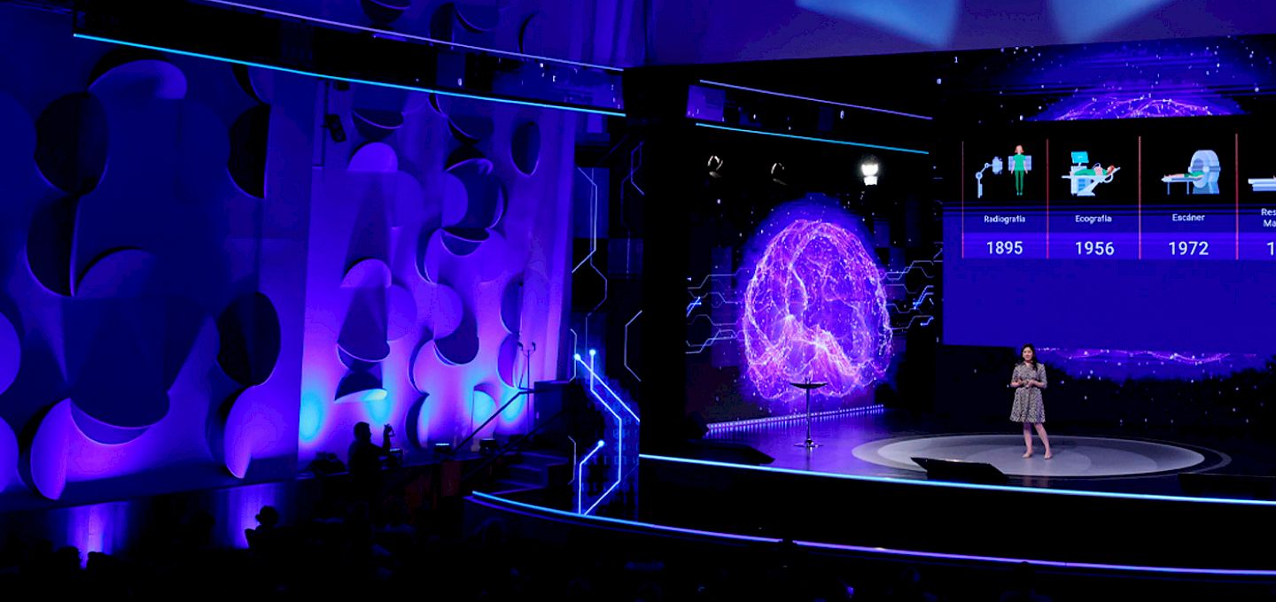 Académica UC Claudia Prieto en escenario de Congreso Futuro