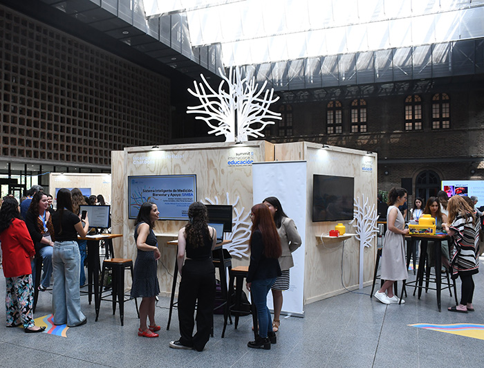 Plaza central del Centro de Extensión UC en Campus Oriente.