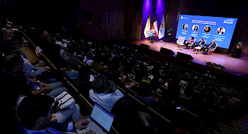 Escenario y público de Summit Internacional de Educación UC