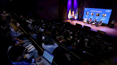 Escenario y público de Summit Internacional de Educación UC