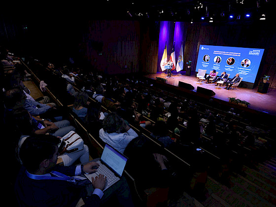 Escenario y público de Summit Internacional de Educación UC