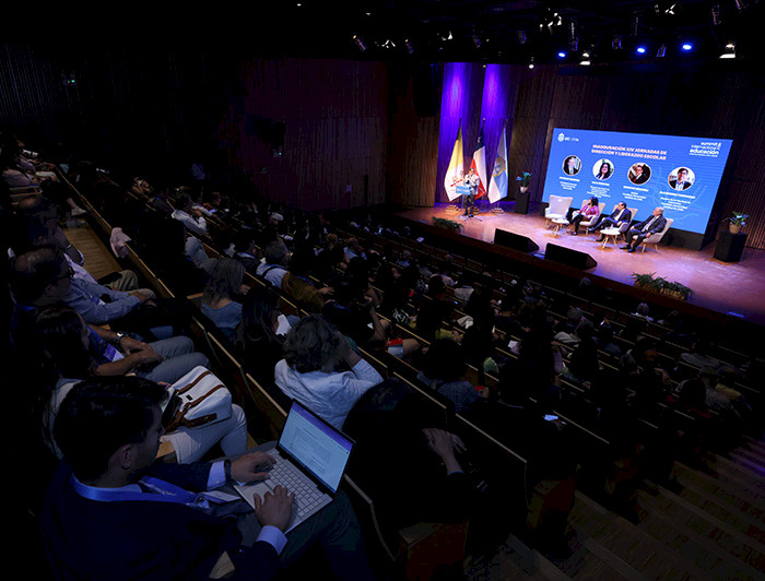 Escenario y público de Summit Internacional de Educación UC
