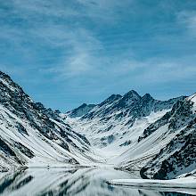 Laguna y montañas nevadas