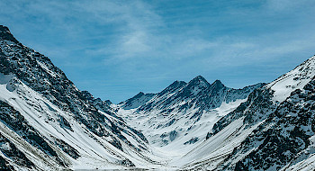 Laguna y montañas nevadas