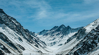 Laguna y montañas nevadas