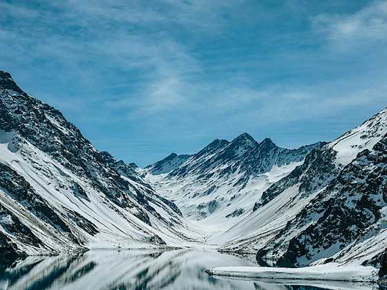 Laguna y montañas nevadas