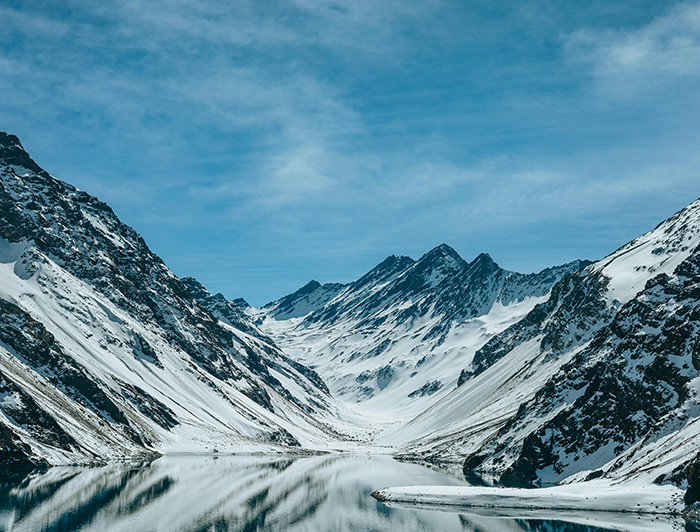 Laguna y montañas nevadas