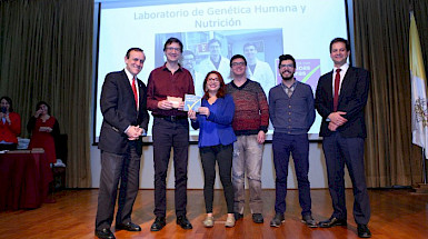 Integrantes del Laboratorio de Genética Humana y Nutrición, reciben de manos del Rector Ignacio Sánchez, el sello "Laboratorio Seguro".