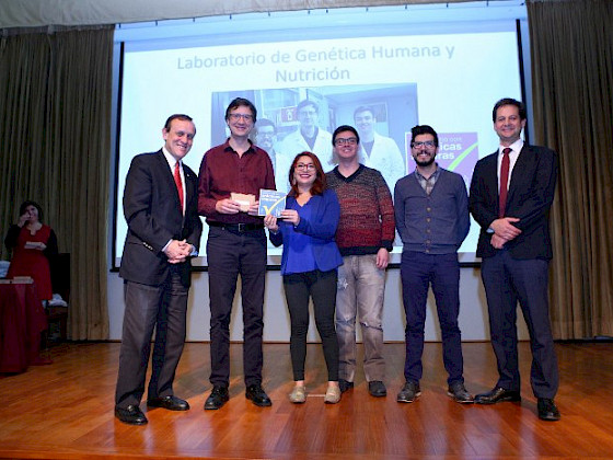 Integrantes del Laboratorio de Genética Humana y Nutrición, reciben de manos del Rector Ignacio Sánchez, el sello "Laboratorio Seguro".