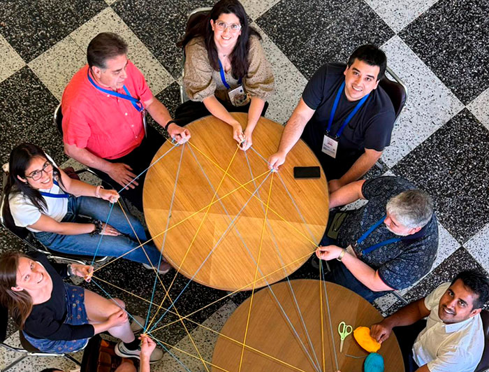 Grupo de académicos participantes de Foro ACCESS realizando una dinámica.