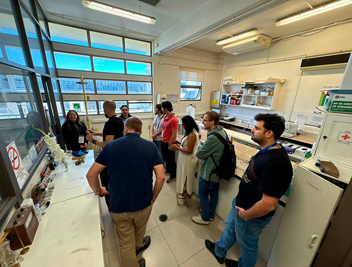 Académicos visitando un laboratorio.