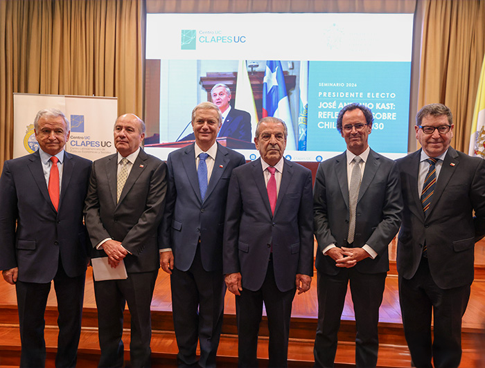 Fotografía grupal Presidente electo José Antonio Kast, ex Presidente Eduardo Frei, rector UC Juan Carlos de La Llera y otras autoridades.