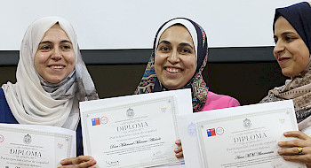 Mujeres palestinas sosteniendo su diploma