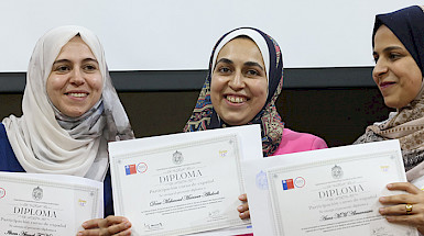 Mujeres palestinas sosteniendo su diploma