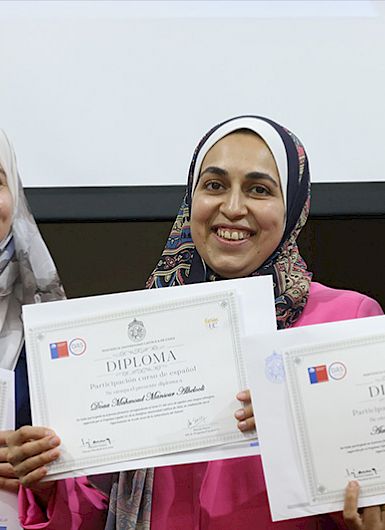 Mujeres palestinas sosteniendo su diploma