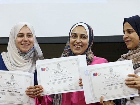 Mujeres palestinas sosteniendo su diploma