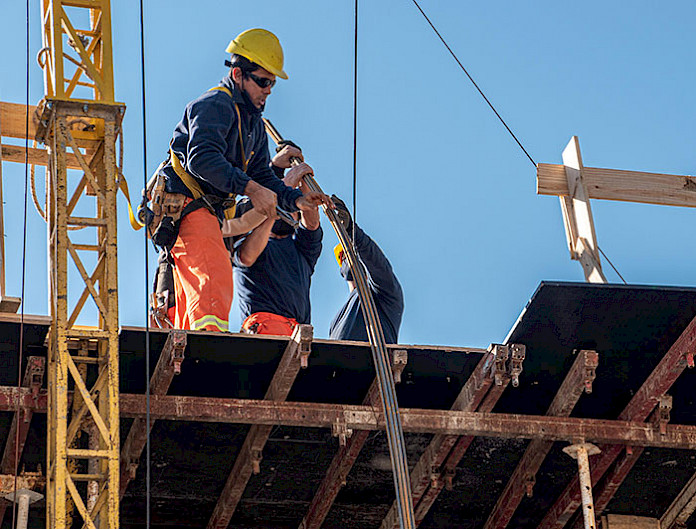 Hombres trabajando en una obra de construcción
