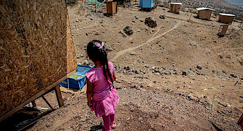 Niña en un campamento