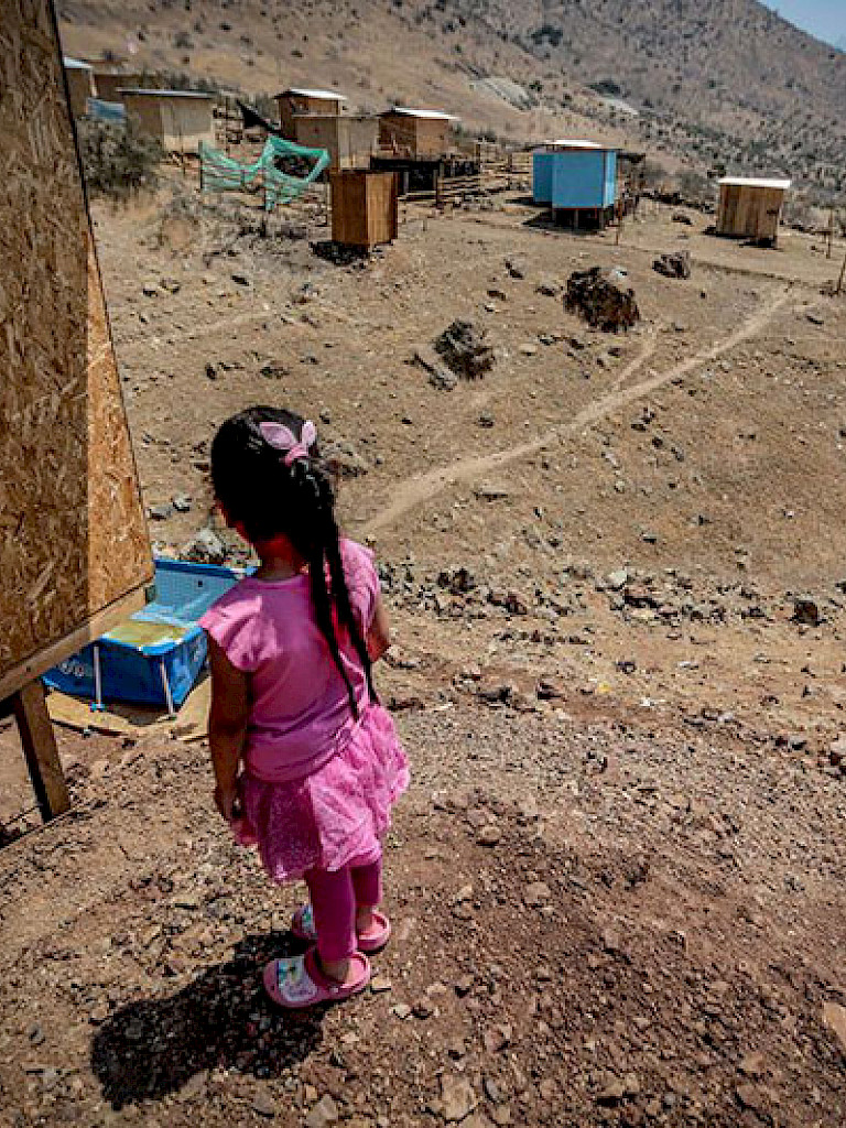 Niña en un campamento