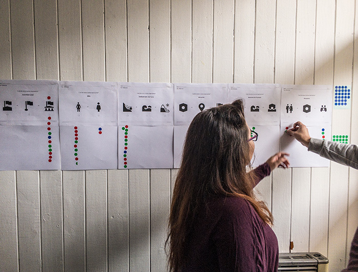 Una mujer participa en el testeo de iconos.