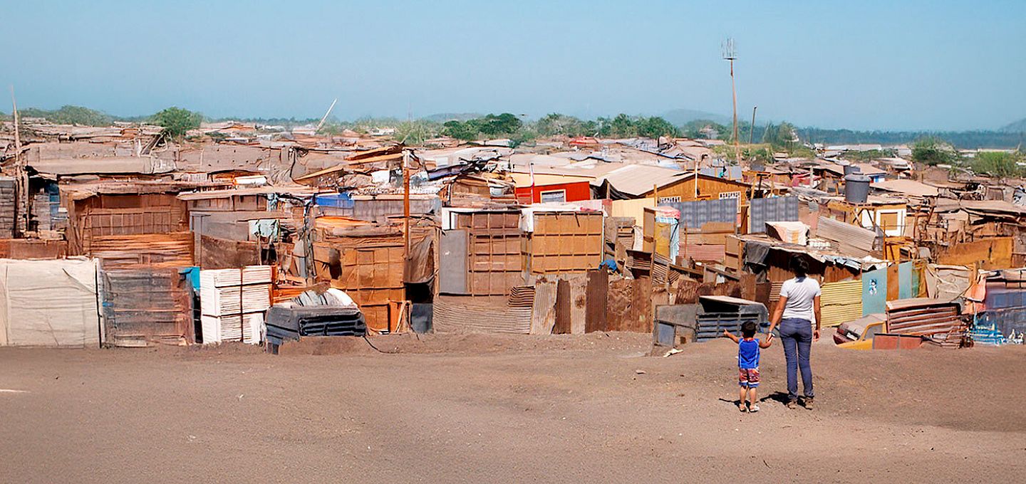Mujer y un niño observan un campamento
