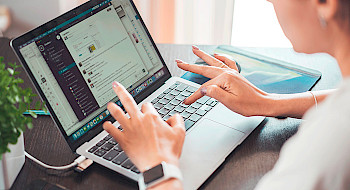 Mujer trabajando en un computador
