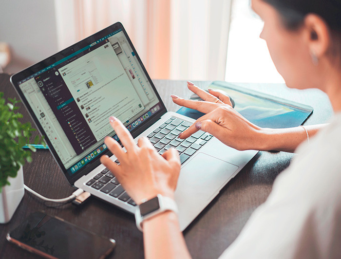 Mujer trabajando en un computador