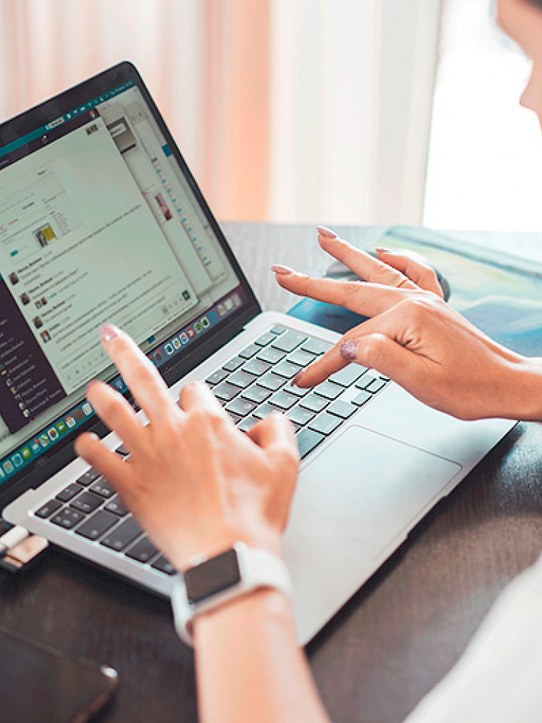 Mujer trabajando en un computador
