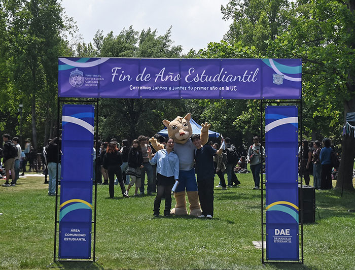 Pangui junto a dos estudiantes