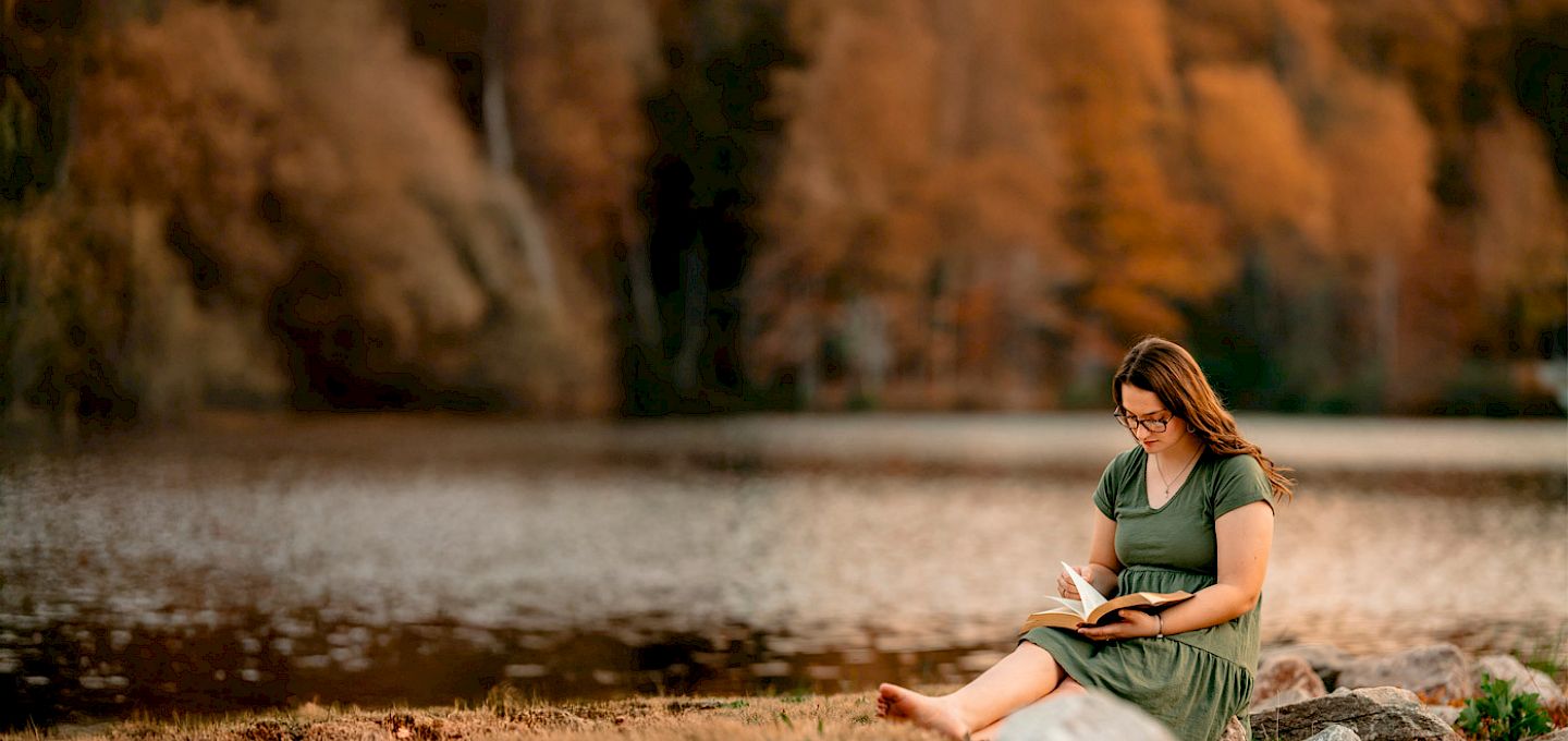 Mujer leyendo al aire libre