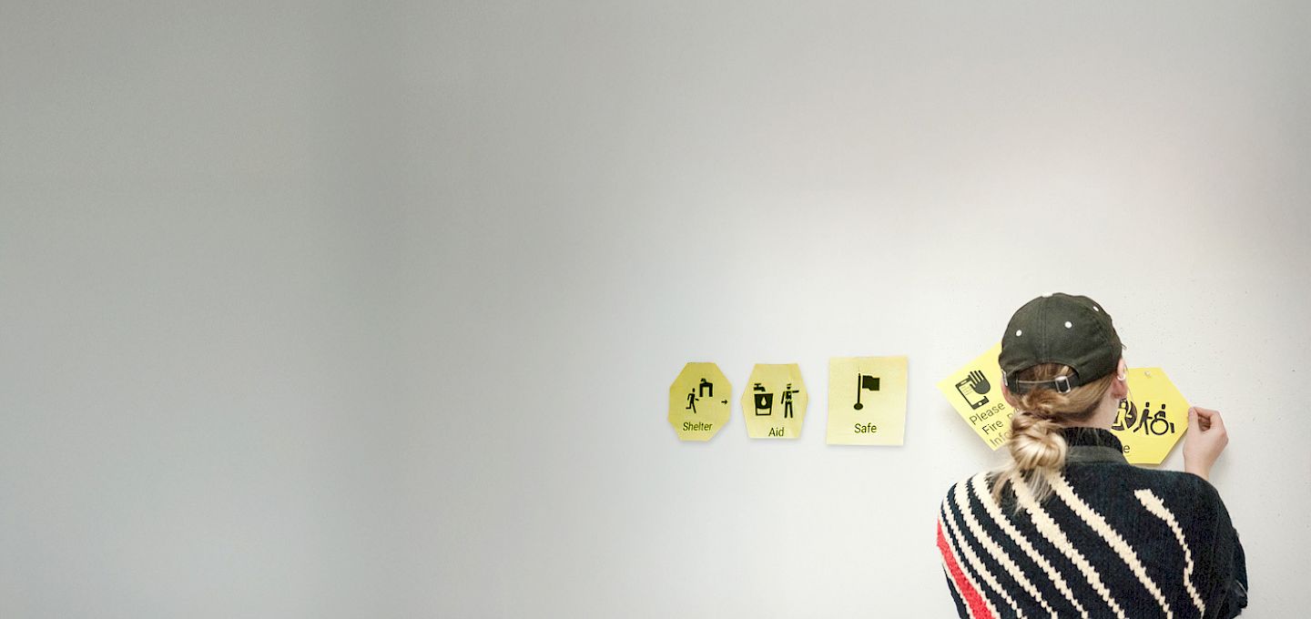 Mujer colocando iconos en la pared