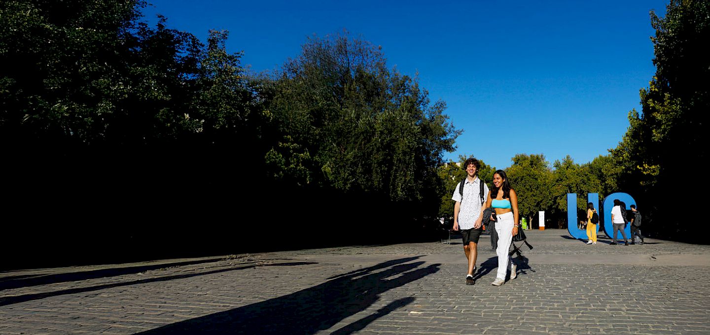 Estudianets caminando por el Campus San Joaquín