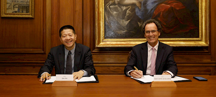 Presidents Qiu Xin and Juan Carlos de la Llera