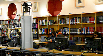 Estudiantes en la biblioteca