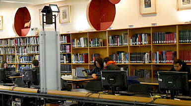 Estudiantes en la biblioteca
