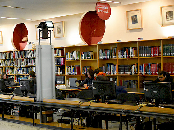 Estudiantes en la biblioteca