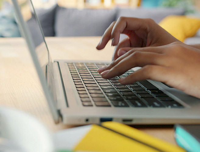 Persona escribiendo en un computador.