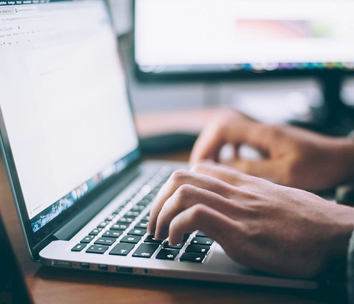 Manos trabajando en un computador