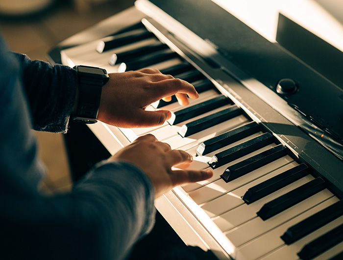 Joven tocando piano