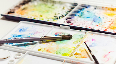 Pinceles y pinturas de acuarela