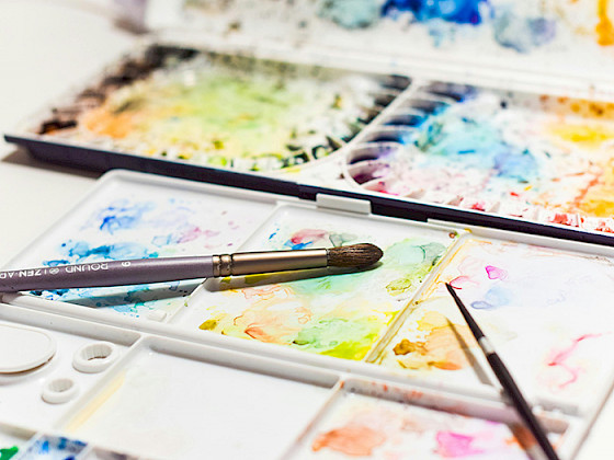 Pinceles y pinturas de acuarela